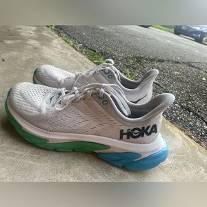 men’s white size 9.5 clifton hoka tennis shoes